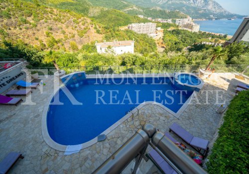 Duplex apartment in Budva - Becici, 177m2, with a pool and a sea view, in Montenegro.