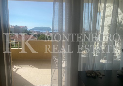 Excellent, furnished apartment in Budva, 95m2, with a panoramic view of the city, the sea and the Sveti Nikola island, in Montenegro.
