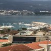 Odličan panoramski pogled na more. Lijep stan, 93,67m2,sa velikom garažom, u Budvi, Crna Gora.