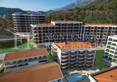 Ausgezeichnete Apartments mit drei Schlafzimmern in Budva-Becici, 120 m² - 194 m², in der modernen Wohnanlage, nur 400 m vom Meer entfernt, in Montenegro.