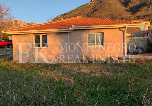 *Lijepa kuća, 111m2, u Baru, naselje Zupci, sa baštom, bazenom, pogledom na planine, u Crnoj Gori.