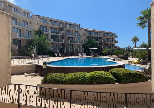 Большая квартира, 142 м2, в комплексе апартаментов для отдыха с бассейном, в Пржно, община Будва, Черногория.