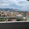 *Odlična ponuda. Sunčana kuća, 246m2, sa tri stana, u Baru, okrug Šušanj, sa lijepim pogledom na otvoreno more i luku Bar, u Crnoj Gori.