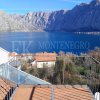 Ova novoizgrađena kuća sa 138 kvadratna metra i dodatnim gostinskim kućom (51 kvadratni metar) nudi primetnu lokaciju, samo 330 metara od obale, sa utiskajnim panoramskim pogledom na Boku Kotorsku i okolne planine.