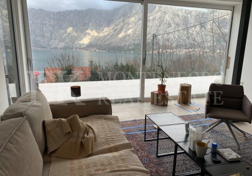 Этот недавно построенный дом с площадью 143 кв. м и дополнительным гостевым домом (51 кв. м) предлагает отличное расположение всего в 330 метрах от берега, с впечатляющим панорамным видом на Боко-Которский залив и окружающие горы.