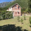Idilična kuća na selu, 166m2, u Zelenici - Kuti, mirno smještena na ravnom, prostranom i ograđenom placu od 1093m². U Crnoj Gori