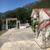 Идиллический загородный дом, 166m2, в Зеленика - Кути, тихо расположенный на ровном, просторном и огороженном участке, 1093м². В Черногории