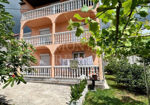 Multi-family house 217m² in Tivat-Mrcevac, with a small garden and parking, very close to the airport and yet very quiet, in Montenegro