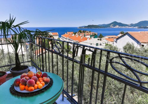 Эксклюзивная мансардная квартира (пентхаус) в Свети Стефане с потрясающим видом на море, в Черногории.