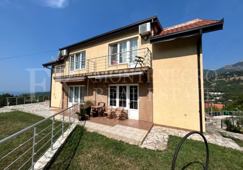 *Semi-detached house of 122 m² with garage, in a quiet location in Bar-Zupci, with a shared pool, garden, and sea view, in Montenegro.