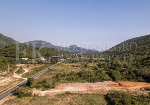 *Savršena lokacija: Građevinsko zemljište od 4.269 m² uz glavnu cestu Budva-Tivat