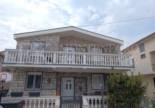 *Charmantes Einfamilienhaus, 120 m², in Ulcinj-Stoj mit großer Terrasse und Parkplatz, nahe dem Sandstrand, Montenegro.