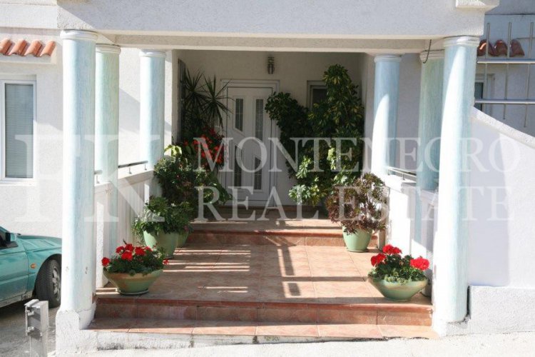 Spektakuläres, möbliertes villa in Tivat, 570 m2, mit schönem Meerblick von jeder Etage, 500 m vom Strand entfernt, in Montenegro.