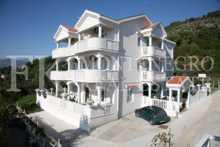 Spektakuläres, möbliertes villa in Tivat, 570 m2, mit schönem Meerblick von jeder Etage, 500 m vom Strand entfernt, in Montenegro.