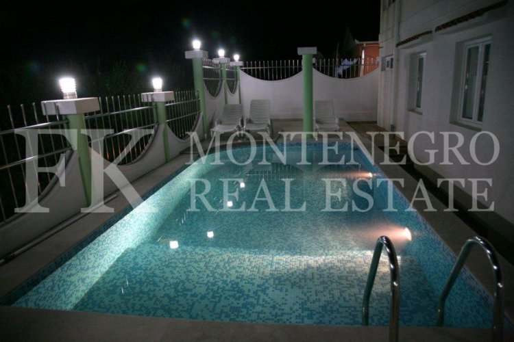 Spektakuläres, möbliertes villa in Tivat, 570 m2, mit schönem Meerblick von jeder Etage, 500 m vom Strand entfernt, in Montenegro.