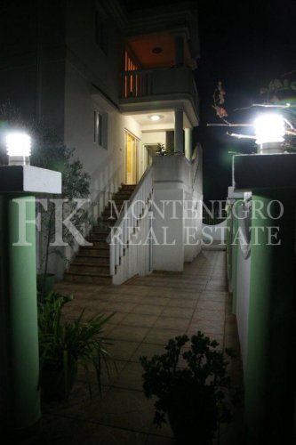 Spektakuläres, möbliertes villa in Tivat, 570 m2, mit schönem Meerblick von jeder Etage, 500 m vom Strand entfernt, in Montenegro.