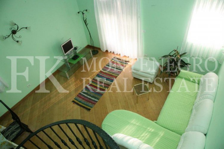 Spektakuläres, möbliertes villa in Tivat, 570 m2, mit schönem Meerblick von jeder Etage, 500 m vom Strand entfernt, in Montenegro.