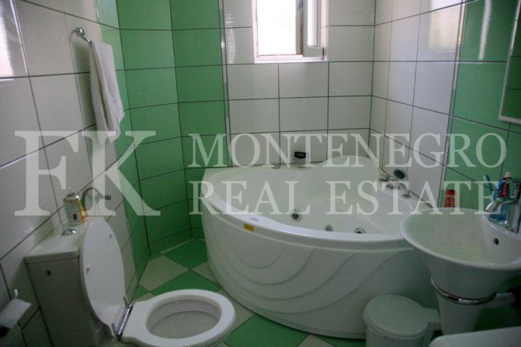 Spektakuläres, möbliertes villa in Tivat, 570 m2, mit schönem Meerblick von jeder Etage, 500 m vom Strand entfernt, in Montenegro.