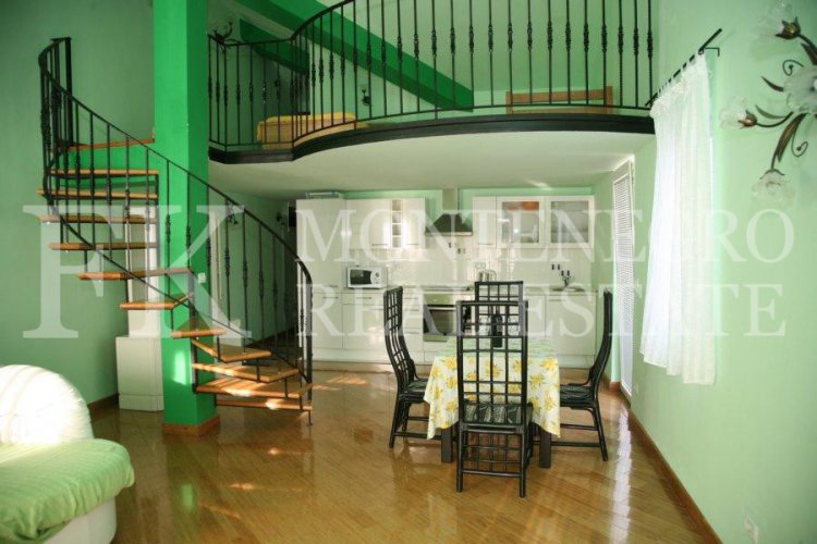 Spektakuläres, möbliertes villa in Tivat, 570 m2, mit schönem Meerblick von jeder Etage, 500 m vom Strand entfernt, in Montenegro.