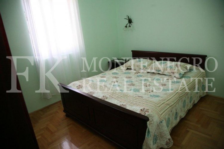 Spektakuläres, möbliertes villa in Tivat, 570 m2, mit schönem Meerblick von jeder Etage, 500 m vom Strand entfernt, in Montenegro.