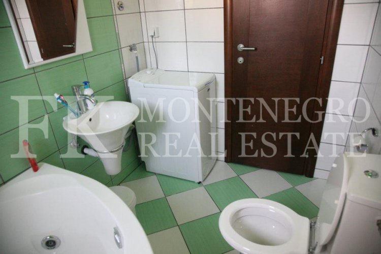 Spektakuläres, möbliertes villa in Tivat, 570 m2, mit schönem Meerblick von jeder Etage, 500 m vom Strand entfernt, in Montenegro.