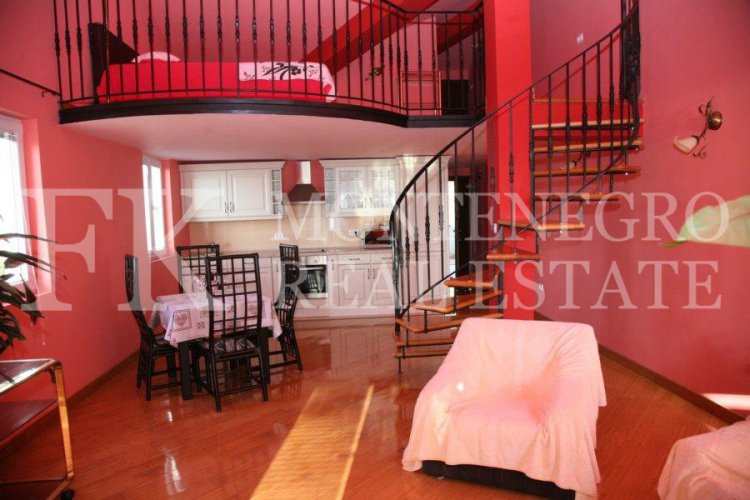 Spektakuläres, möbliertes villa in Tivat, 570 m2, mit schönem Meerblick von jeder Etage, 500 m vom Strand entfernt, in Montenegro.