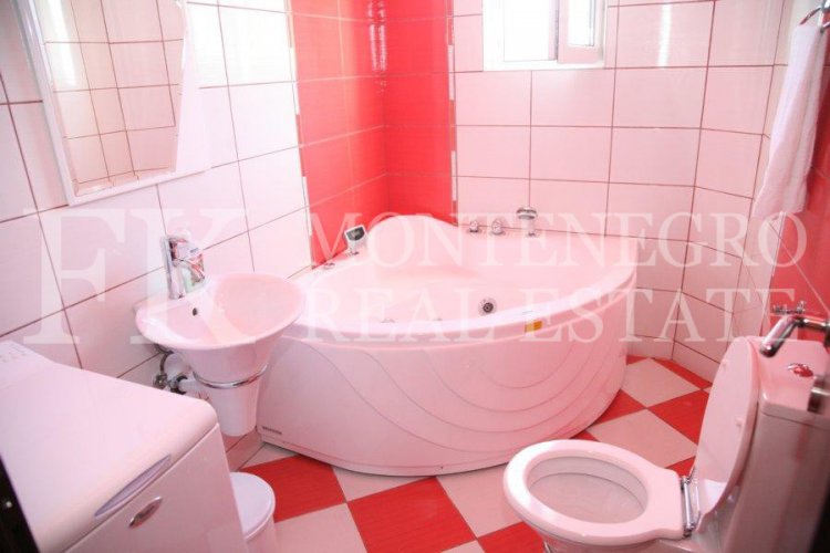 Spektakuläres, möbliertes villa in Tivat, 570 m2, mit schönem Meerblick von jeder Etage, 500 m vom Strand entfernt, in Montenegro.