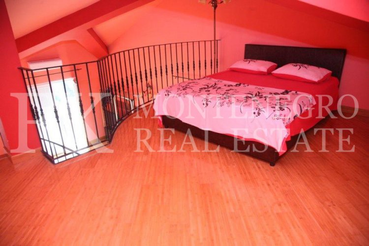 Spektakuläres, möbliertes villa in Tivat, 570 m2, mit schönem Meerblick von jeder Etage, 500 m vom Strand entfernt, in Montenegro.