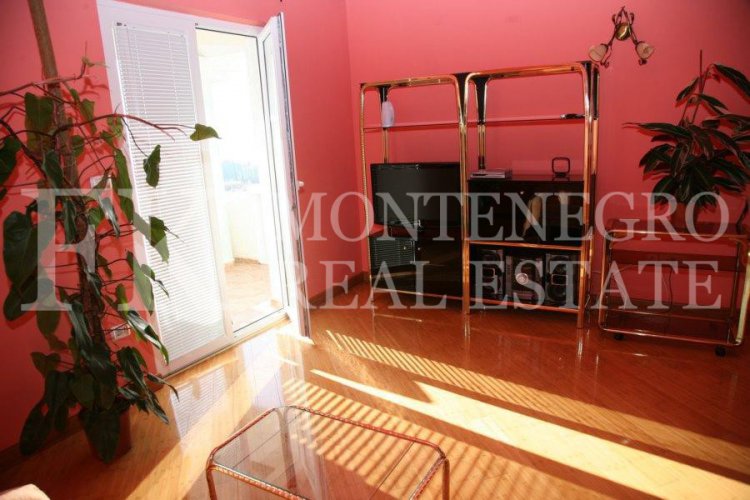 Spektakuläres, möbliertes villa in Tivat, 570 m2, mit schönem Meerblick von jeder Etage, 500 m vom Strand entfernt, in Montenegro.