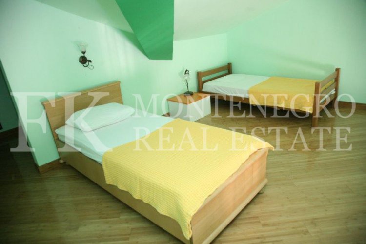 Spektakuläres, möbliertes villa in Tivat, 570 m2, mit schönem Meerblick von jeder Etage, 500 m vom Strand entfernt, in Montenegro.