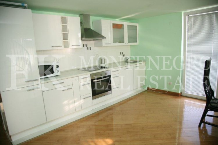 Spektakuläres, möbliertes villa in Tivat, 570 m2, mit schönem Meerblick von jeder Etage, 500 m vom Strand entfernt, in Montenegro.