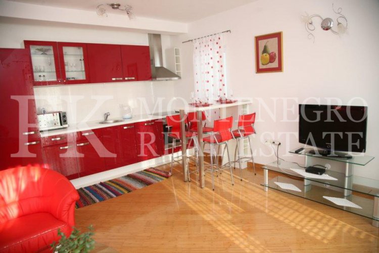 Spektakuläres, möbliertes villa in Tivat, 570 m2, mit schönem Meerblick von jeder Etage, 500 m vom Strand entfernt, in Montenegro.