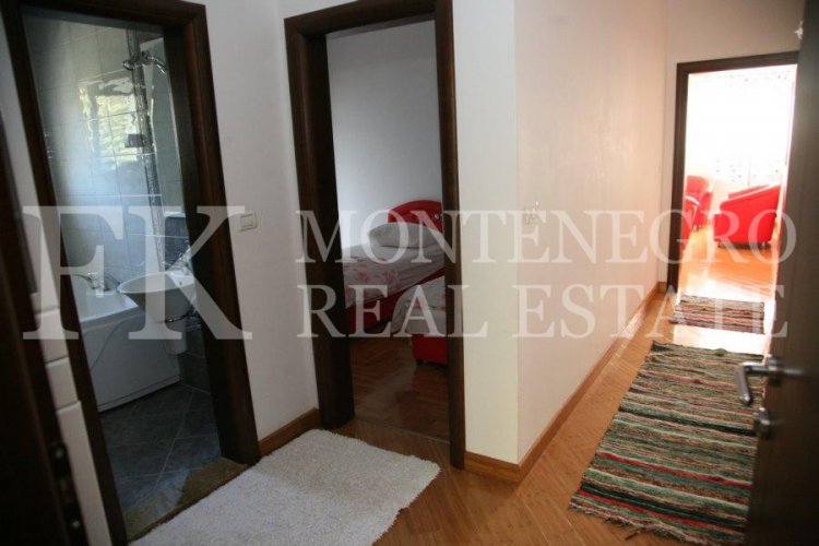 Spektakuläres, möbliertes villa in Tivat, 570 m2, mit schönem Meerblick von jeder Etage, 500 m vom Strand entfernt, in Montenegro.