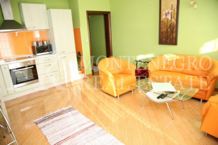 Spektakuläres, möbliertes villa in Tivat, 570 m2, mit schönem Meerblick von jeder Etage, 500 m vom Strand entfernt, in Montenegro.