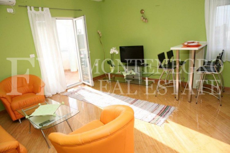 Spektakuläres, möbliertes villa in Tivat, 570 m2, mit schönem Meerblick von jeder Etage, 500 m vom Strand entfernt, in Montenegro.