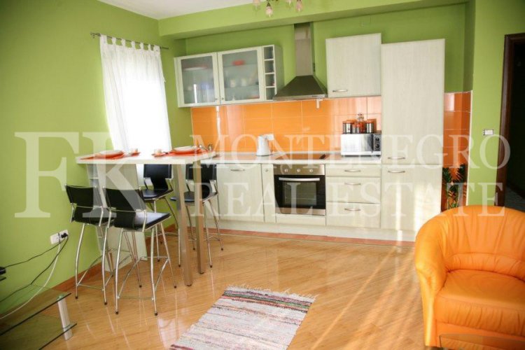 Spektakuläres, möbliertes villa in Tivat, 570 m2, mit schönem Meerblick von jeder Etage, 500 m vom Strand entfernt, in Montenegro.