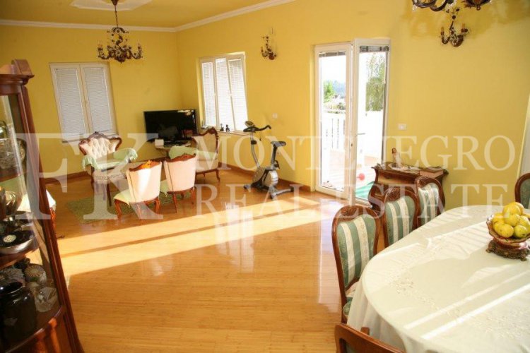 Spektakuläres, möbliertes villa in Tivat, 570 m2, mit schönem Meerblick von jeder Etage, 500 m vom Strand entfernt, in Montenegro.