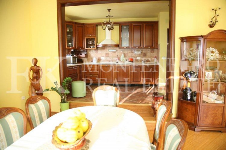 Spektakuläres, möbliertes villa in Tivat, 570 m2, mit schönem Meerblick von jeder Etage, 500 m vom Strand entfernt, in Montenegro.