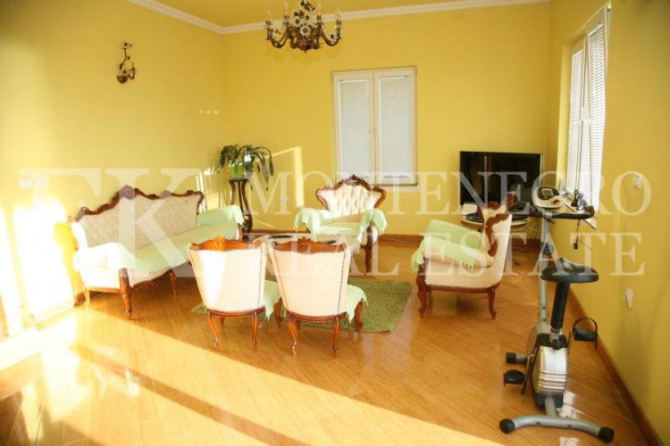 Spektakuläres, möbliertes villa in Tivat, 570 m2, mit schönem Meerblick von jeder Etage, 500 m vom Strand entfernt, in Montenegro.