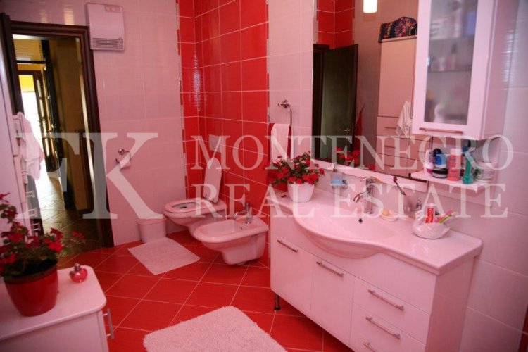 Spektakuläres, möbliertes villa in Tivat, 570 m2, mit schönem Meerblick von jeder Etage, 500 m vom Strand entfernt, in Montenegro.