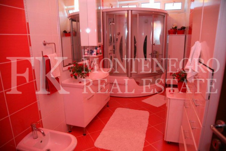 Spektakuläres, möbliertes villa in Tivat, 570 m2, mit schönem Meerblick von jeder Etage, 500 m vom Strand entfernt, in Montenegro.