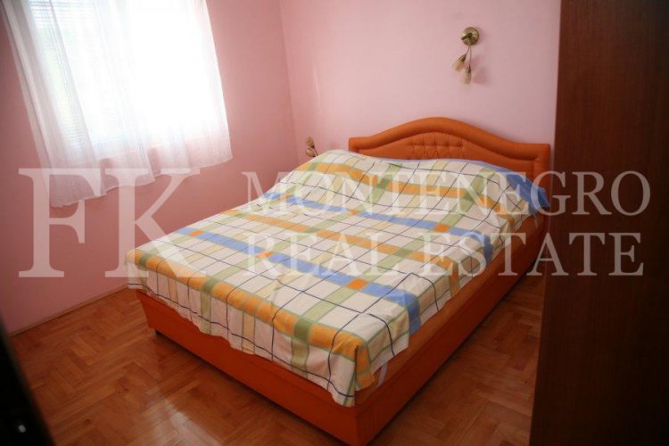 Spektakuläres, möbliertes villa in Tivat, 570 m2, mit schönem Meerblick von jeder Etage, 500 m vom Strand entfernt, in Montenegro.