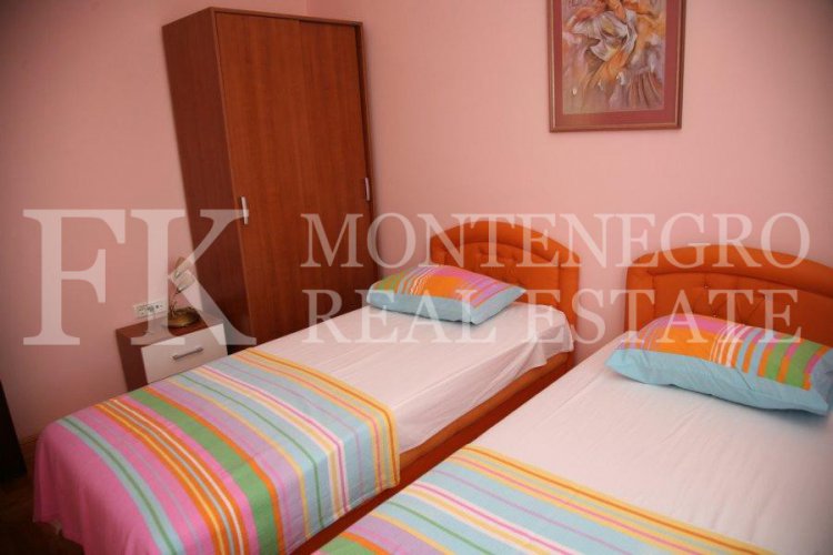 Spektakuläres, möbliertes villa in Tivat, 570 m2, mit schönem Meerblick von jeder Etage, 500 m vom Strand entfernt, in Montenegro.