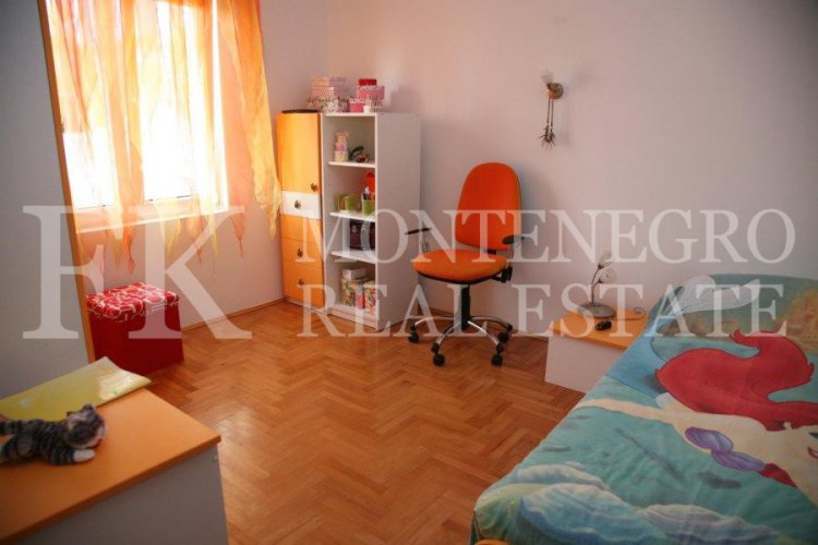 Spektakuläres, möbliertes villa in Tivat, 570 m2, mit schönem Meerblick von jeder Etage, 500 m vom Strand entfernt, in Montenegro.