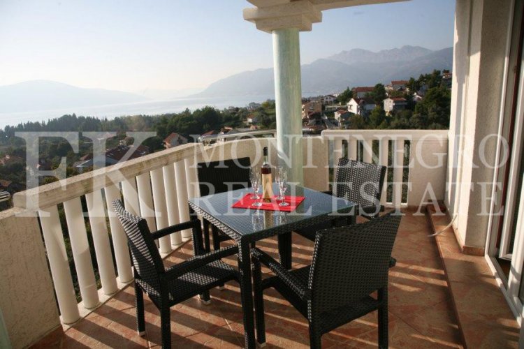 Spektakuläres, möbliertes villa in Tivat, 570 m2, mit schönem Meerblick von jeder Etage, 500 m vom Strand entfernt, in Montenegro.