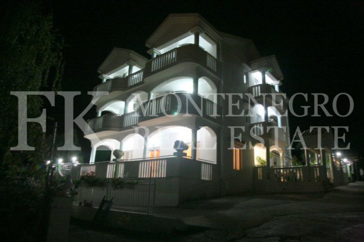 Spektakuläres, möbliertes villa in Tivat, 570 m2, mit schönem Meerblick von jeder Etage, 500 m vom Strand entfernt, in Montenegro.