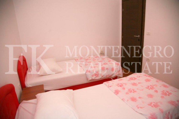 Spektakuläres, möbliertes villa in Tivat, 570 m2, mit schönem Meerblick von jeder Etage, 500 m vom Strand entfernt, in Montenegro.