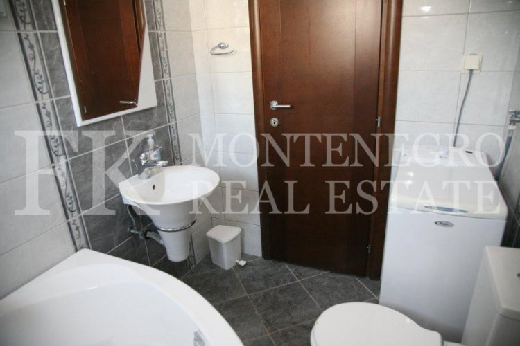 Spektakuläres, möbliertes villa in Tivat, 570 m2, mit schönem Meerblick von jeder Etage, 500 m vom Strand entfernt, in Montenegro.