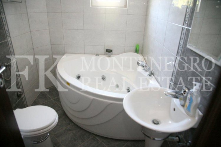 Spektakuläres, möbliertes villa in Tivat, 570 m2, mit schönem Meerblick von jeder Etage, 500 m vom Strand entfernt, in Montenegro.