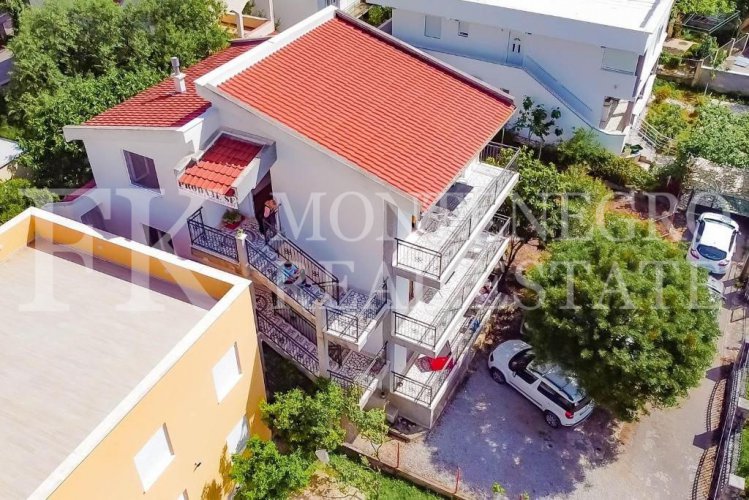 *Гостевой дом, 340м2, в Добра Вода, с 7 апартаментами и видом на море, в Черногории.